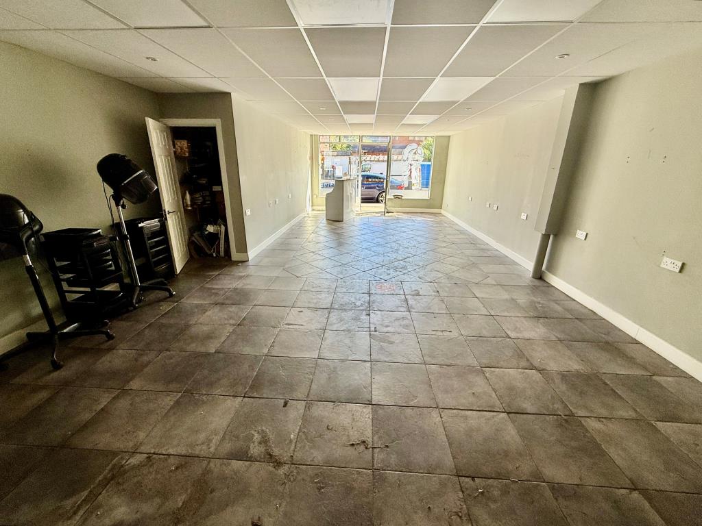 Lot: 64 - VACANT MIXED USE BUILDING - Shop floor